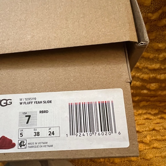 NEVER WORN New in a box! - Cute UGG Fluff Slide - Picture 5 of 5